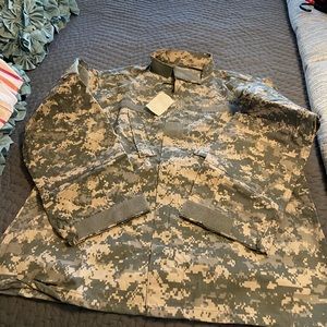 Army surplus long sleeve shirt. Size large.